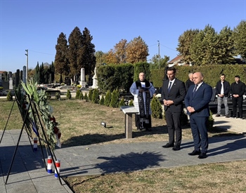 Vinkovci odali počast poginulim braniteljima i osnivačima Vinkovačkih jeseni
