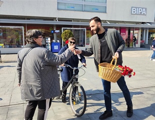 Domovinski pokret Vukovar podjelom karanfila čestitao sugrađankama...