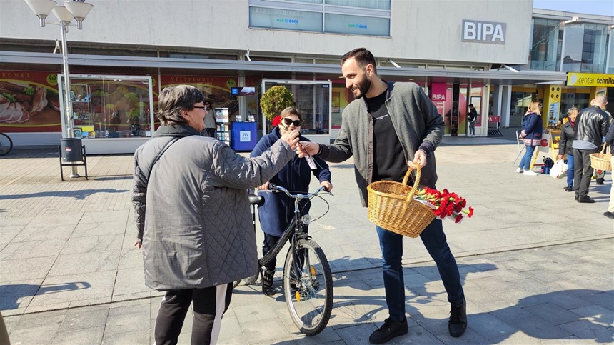 Domovinski pokret Vukovar podjelom karanfila čestitao sugrađankama Međunarodni dan žena